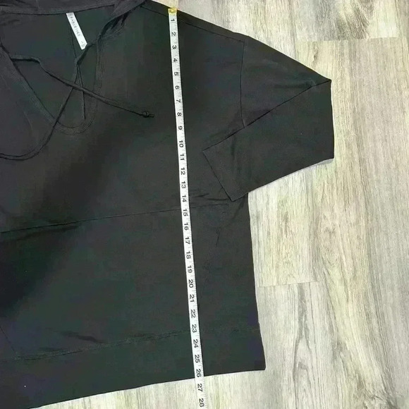 Fabletics Women’s 3/4 Sleeve Black Oversized Pullover Hooded Top Deep V Size S - Picture 4 of 5